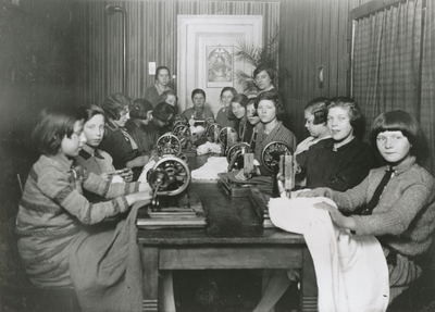 876566 Afbeelding van een groep meisjes uit Groep A van het Franciscus Liefdewerk die kleding leren verstellen in het ...